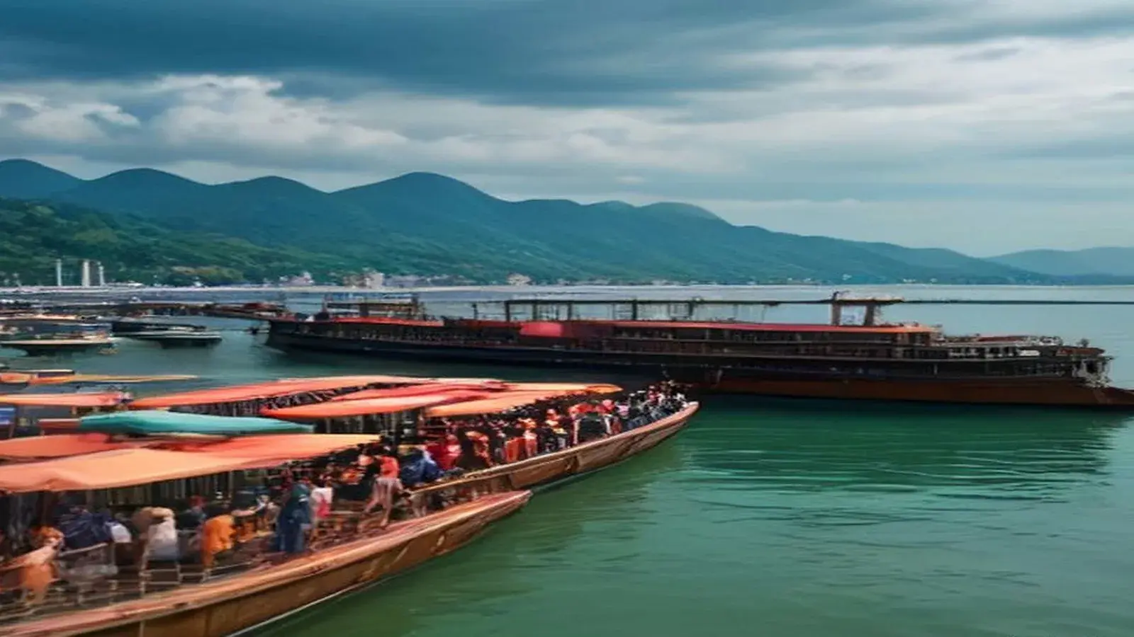 Illustrative scene: a packed wooden Koh Larn ferry with passengers in orange life jackets pulls away from Bali Hai Pier in South Pattaya under a mostly cloudy Sunday sky, with more boats moored and green hills behind on the last day of the long weekend.